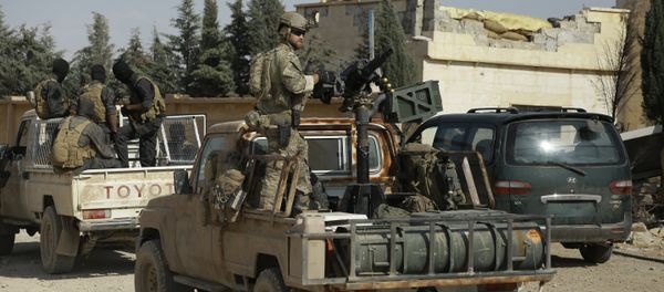 Syrian Democratic forces and an armed man in uniform identified by them as US special operations forces (R) are seen in the village of Fatisah in the northern Syrian province of Raqa on May 25, 2016 - Sputnik International
