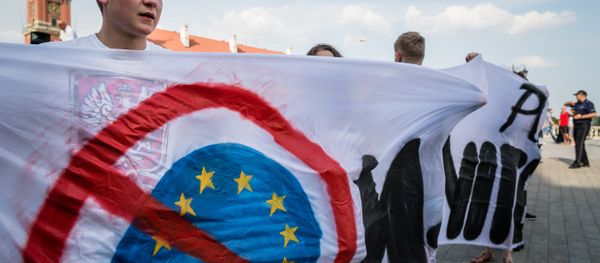 Polish farright activists hold anti-EU banner as they take part in demonstration against accepting over 2000 immigrants to Poland, Warsaw on a July 25, 2015 - Sputnik International