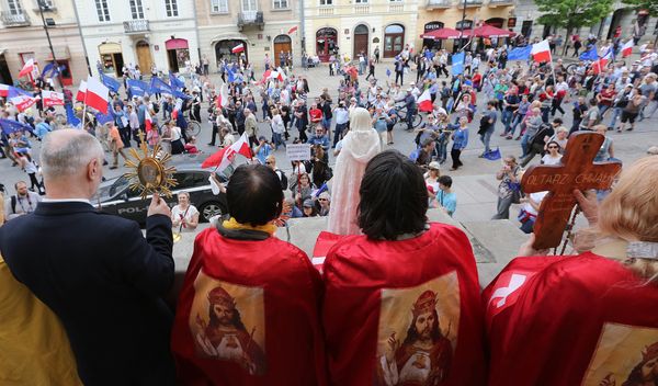 Anti-EU catholic activists raise crosses as opponents of Poland's government march to protest the country's direction under a conservative government. Warsaw, Saturday, May 7, 2016 Anti-EU catholic activists raise crosses as opponents of Poland's government march to protest the country's direction under a conservative government. Warsaw, Saturday, May 7, 2016 - Sputnik International