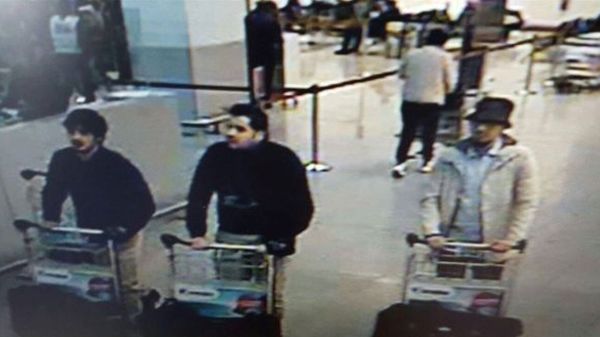 In this image provided by the Belgian Federal Police in Brussels on Tuesday, March 22, 2016, three men who are suspected of taking part in the attacks at Belgium's Zaventem Airport and are being sought by police In this image provided by the Belgian Federal Police in Brussels on Tuesday, March 22, 2016, three men who are suspected of taking part in the attacks at Belgium's Zaventem Airport and are being sought by police - Sputnik International