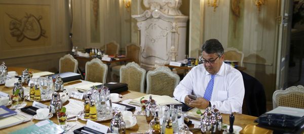 German Economy Minister Sigmar Gabriel checks his phone before a cabinet meeting at the German government guesthouse Meseberg Palace, Germany, May 25, 2016 - Sputnik International