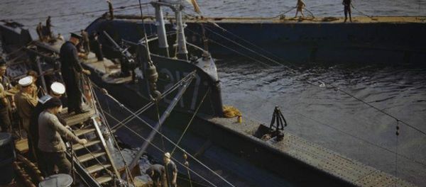 The depot ship HMS FORTH transferring a practice torpedo to the submarine P311 The depot ship HMS FORTH transferring a practice torpedo to the submarine P311 - Sputnik International