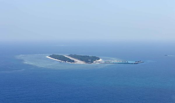 An aerial photo taken though a glass window of a Taiwanese military plane shows the view of Itu Aba, which the Taiwanese call Taiping, at the South China Sea, March 23, 2016 - Sputnik International