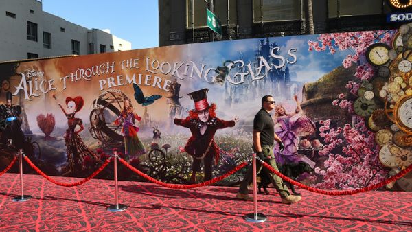 A security agent and a K-9 sniffer dog patrol before the start of the premiere of Disney's 'Alice Through The Looking Glass at the El Capitan Theatre on May 23, 2016 in Hollywood, California - Sputnik International