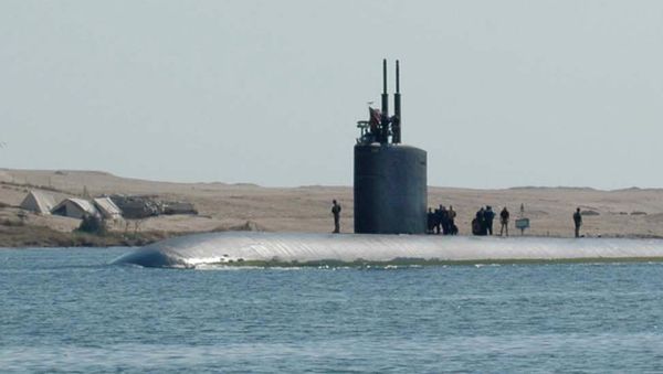 The attack submarine USS Alexandria (SSN-757) passes through the Suez Canal by the Egyptian city of Ismailia, 100 kilometers northeast of Cairo, 26 October 2006 on its way to the Mediterranean Sea from the Gulf - Sputnik International