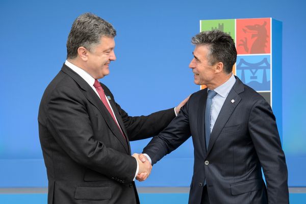 NATO Secretary General Anders Fogh Rasmussen (R) greets Ukrainian President Petro Poroshenko (L) during the 2014 NATO Summit in Newport, Wales, on September 4, 2014 NATO Secretary General Anders Fogh Rasmussen (R) greets Ukrainian President Petro Poroshenko (L) during the 2014 NATO Summit in Newport, Wales, on September 4, 2014 - Sputnik International