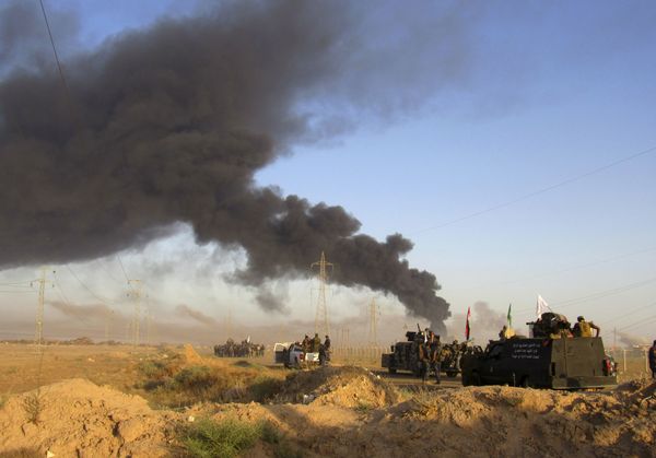 Smoke rises from Islamic State group positions after an airstrike by U.S.-led coalition warplanes in Fallujah, as Iraqi security forces and allied Shiite Popular Mobilization Forces and Sunni tribal fighters, take combat positions outside Fallujah, 40 miles (65 kilometers) west of Baghdad, Iraq, Monday, May 23, 2016 - Sputnik International