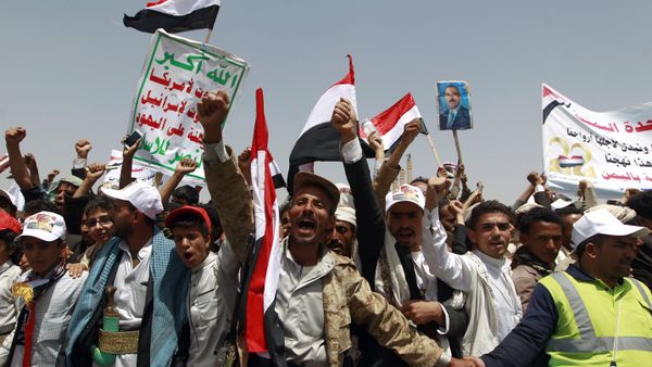 Yemenis shout slogans and wave national flags as they take part in celebrations marking the 26th anniversary of Yemen's 1990 reunification in the capital Sanaa on May 22, 2016 - Sputnik International