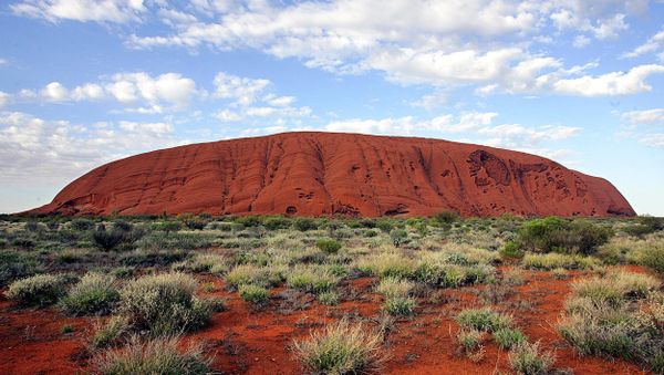 The monolith of Uluru (Ayers Rock) rises 340 metres above the ochre plain in the World Hertage-listed Uluru-Kata Tjuta National Park, which encompasses 1,325 square kilometres of desert in Central Australia. - Sputnik International