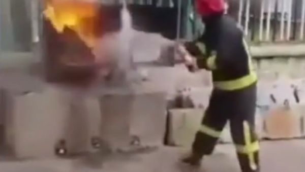 Can coke extinguish a fire? - Sputnik International