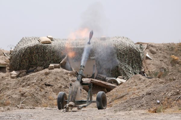 Fighters of the Syria Democratic Forces fire a mortar shell towards positions held by Islamic State fighters in northern province of Raqqa, Syria May 27, 2016 - Sputnik International