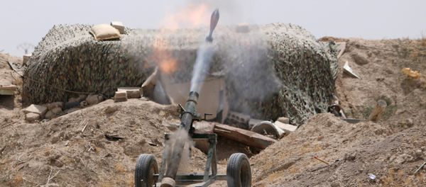Fighters of the Syria Democratic Forces fire a mortar shell towards positions held by Islamic State fighters in northern province of Raqqa, Syria May 27, 2016 - Sputnik International