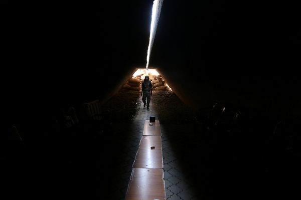 A fighter of the Syria Democratic Forces walks inside a shelter in northern province of Raqqa, Syria May 27, 2016 - Sputnik International
