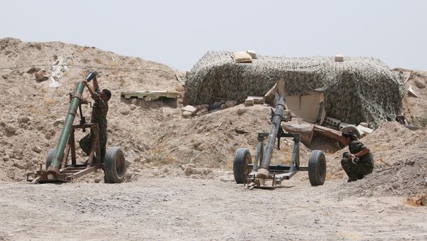 Fighters of the Syria Democratic Forces prepare to fire a mortar shell towards positions held by Islamic State fighters in northern province of Raqqa, Syria May 27, 2016 - Sputnik International