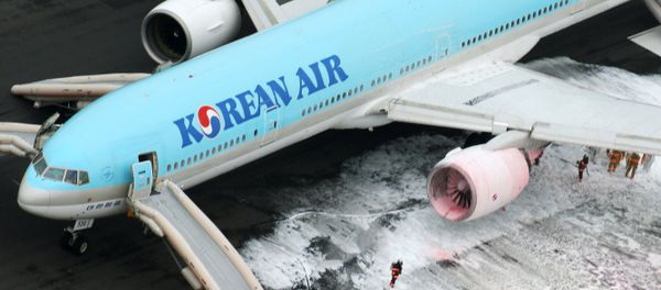 An aerial picture shows fire fighters spraying foam at the engine of a Korean Air Lines plane after smoke rose from it at Haneda airport in Tokyo, Japan, May 27, 2016 - Sputnik International