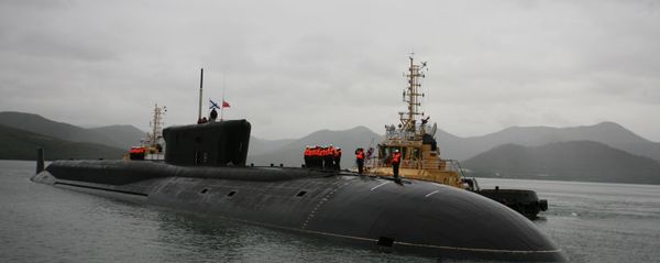 The Alexander Nevsky nuclear submarine crew at a welcome ceremony for the navy's new Borei-class project 955 vessel at the Kamchatka's Vilyuchinsk permanent base. - Sputnik International