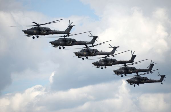 The Berkut aerobatics team flies Mi-28N Night Hunter helicopters during a show at the 2015 Aviadarts international competition at the Dubrovichi firing range in the Ryazan region - Sputnik International