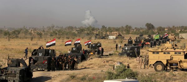 Smoke rises as Iraqi military forces prepare for an offensive into Fallujah to retake the city from Islamic State militants in Iraq, Monday, May 30, 2016 - Sputnik International