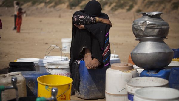 Pakistani nomad girl waits for her turn to fetch fresh water at Rawalpindi's slums in Pakistan. (File) - Sputnik International