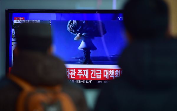 People watch a news report on North Korea's first hydrogen bomb test at a railroad station in Seoul. (File) - Sputnik International