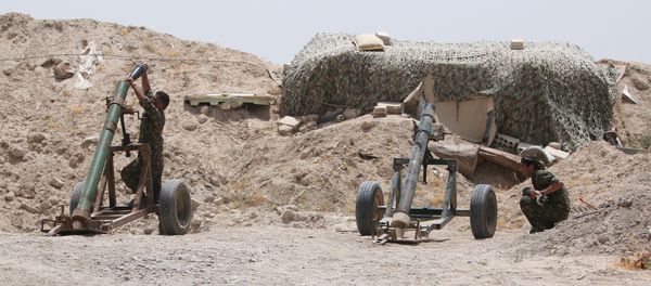 Fighters of the Syria Democratic Forces prepare to fire a mortar shell towards positions held by Islamic State fighters in northern province of Raqqa. - Sputnik International