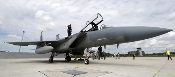 A specialist inspects a U.S Air Force F-15 Eagle fighter after a certification of the arresting gear in the military air base in Lielvarde, Latvia, May 19, 2016. A specialist inspects a U.S Air Force F-15 Eagle fighter after a certification of the arresting gear in the military air base in Lielvarde, Latvia, May 19, 2016. - Sputnik International