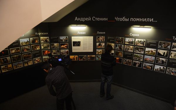 Journalists by the photo exposition of Andrei Stenin, a photo correspondent of the Rossiya Segodnya news agency, who was killed in Ukraine while performing his professional duty. - Sputnik International