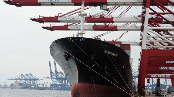 Containers are loaded onto a cargo ship at the Tianjin port in China - Sputnik International