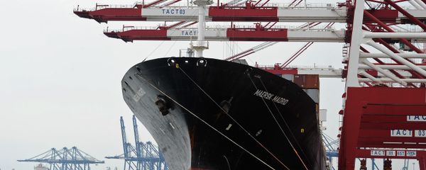Containers are loaded onto a cargo ship at the Tianjin port in China Containers are loaded onto a cargo ship at the Tianjin port in China - Sputnik International