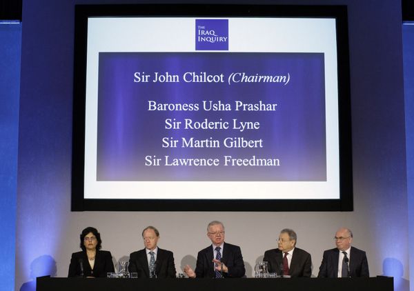 John Chilcot, center, the chairman of the Iraq Inquiry, sits with committee members John Chilcot, center, the chairman of the Iraq Inquiry, sits with committee members - Sputnik International