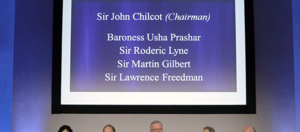 John Chilcot, center, the chairman of the Iraq Inquiry, sits with committee members - Sputnik International