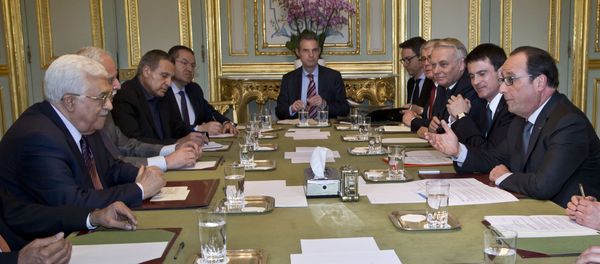 Palestinian President Mahmoud Abbas, left, meets French President Francois Hollande at the Elysee Palace in Paris, France. (File) - Sputnik International