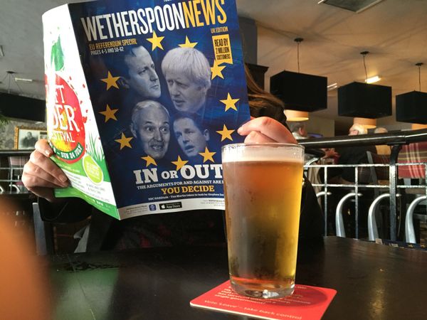 A lunchtime patron in Edinburgh takes in some politics with her beer. - Sputnik International