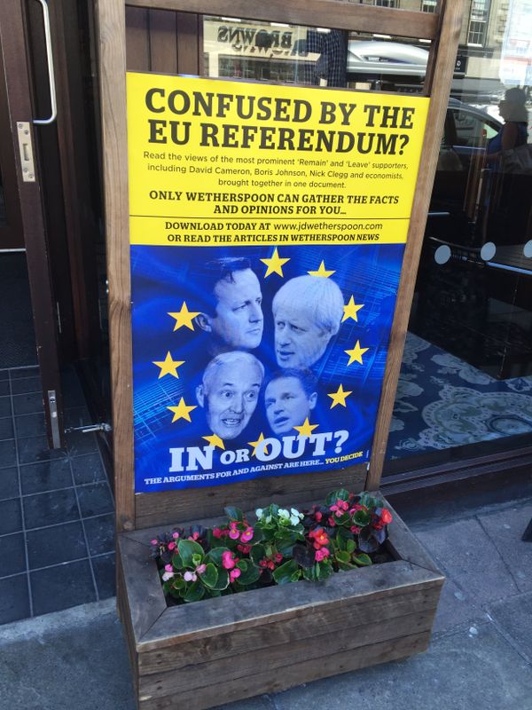 A sign in the doorway of a Wetherspoon's pub in Edinburgh, Scotland. - Sputnik International