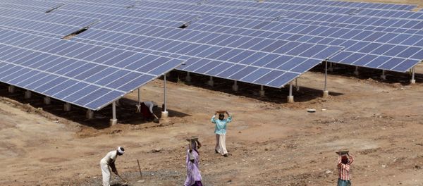 Indian laborers work near solar panels at the Gujarat Solar Park at Charanka in Patan district, about 250 kilometers (155 miles) from Ahmadabad, India. (File) Indian laborers work near solar panels at the Gujarat Solar Park at Charanka in Patan district, about 250 kilometers (155 miles) from Ahmadabad, India. (File) - Sputnik International