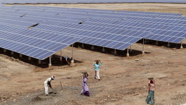 Indian laborers work near solar panels at the Gujarat Solar Park at Charanka in Patan district, about 250 kilometers (155 miles) from Ahmadabad, India. (File) - Sputnik International