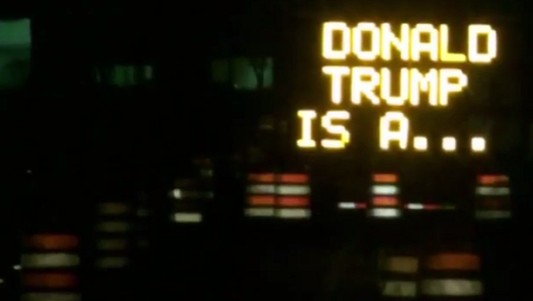 Texas construction Signs Hacked to Endorse Bernie, Call Trump a Shape Shifting Lizard - Sputnik International