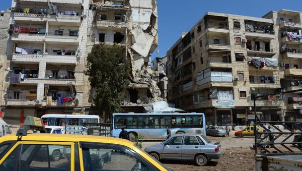 Local citizens continue to live in destroyed buildings in the Salah ad-Din District in Aleppo - Sputnik International