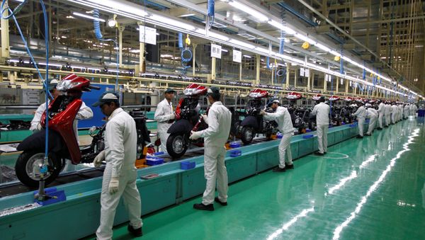 Employees work on an assembly line of Honda Motorcycle & Scooter India during a media tour to the newly inaugurated plant at Vithalapur town in the western state of Gujarat, India, February 17, 2016 Employees work on an assembly line of Honda Motorcycle & Scooter India during a media tour to the newly inaugurated plant at Vithalapur town in the western state of Gujarat, India, February 17, 2016 - Sputnik International