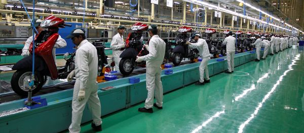 Employees work on an assembly line of Honda Motorcycle & Scooter India during a media tour to the newly inaugurated plant at Vithalapur town in the western state of Gujarat, India, February 17, 2016 Employees work on an assembly line of Honda Motorcycle & Scooter India during a media tour to the newly inaugurated plant at Vithalapur town in the western state of Gujarat, India, February 17, 2016 - Sputnik International