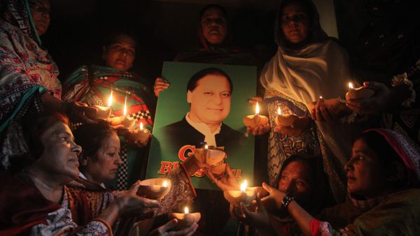 Supporters of Pakistan's Prime Minister Nawaz Sharif hold oil lamps as they pray for his early recovery on May 31, 2016 in Multan Supporters of Pakistan's Prime Minister Nawaz Sharif hold oil lamps as they pray for his early recovery on May 31, 2016 in Multan - Sputnik International