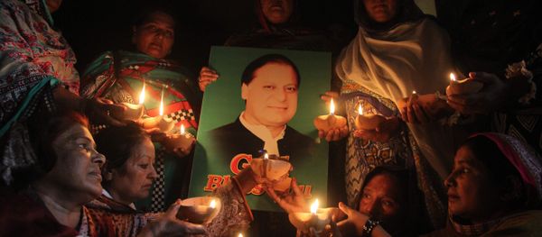 Supporters of Pakistan's Prime Minister Nawaz Sharif hold oil lamps as they pray for his early recovery on May 31, 2016 in Multan - Sputnik International