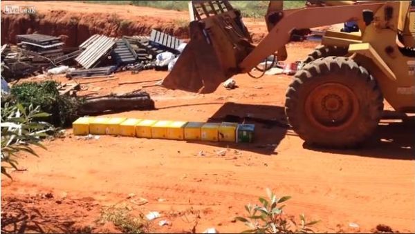 Fitzroy Crossing Police seize and destroy beer found in designated dry communities. - Sputnik International