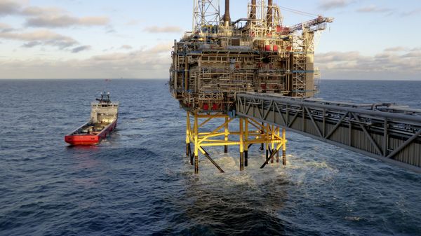 Oil and gas company Statoil gas processing and CO2 removal platform Sleipner T is pictured in the offshore near the Stavanger, Norway, February 11, 2016 - Sputnik International