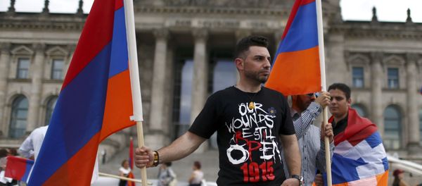 Supporters holds Armenian flags in front of the Reichstag, the seat of the lower house of parliament Bundestag in Berlin, Germany, June 2, 2016 Supporters holds Armenian flags in front of the Reichstag, the seat of the lower house of parliament Bundestag in Berlin, Germany, June 2, 2016 - Sputnik International
