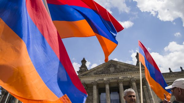 Armenian activists wave flags outside the Bundestag after law makers voted to recognise the Armenian genocide after a debate during the 173rd sitting of the German lower house of parliament, in Berlin on June 2, 2016 - Sputnik International