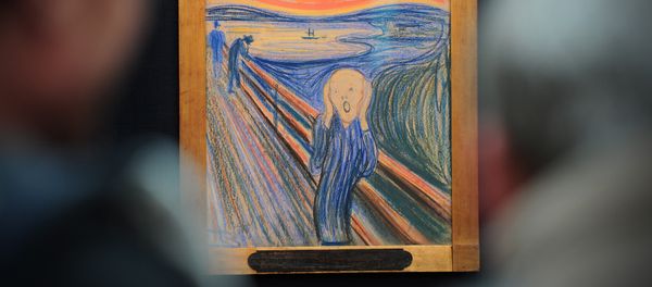 People view the Norwegian artist Edvard Munch's 1895 pastel on board work entitled 'The Scream' at Sotheby's auction house in central London on April 12, 2012 - Sputnik International