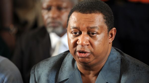 Managing director of Nigerian National Petroleum Corporation -NNPC- Mohammed Barkindo speaks after inspecting the burnt oil pipelines belonging to the Nigerian National Petroleum Corporation at the Altas Cove in Lagos after they have been destroyed with dynamite by the Movement for the Emancipation of Niger Delta overnight on July 13, 2009 - Sputnik International