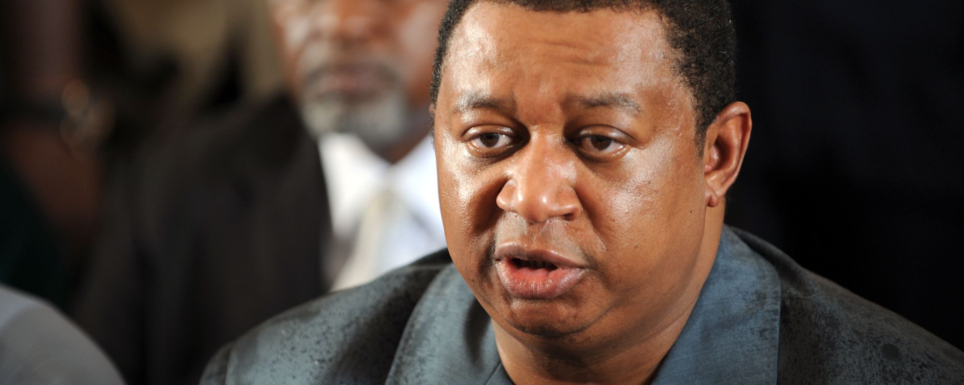 Managing director of Nigerian National Petroleum Corporation -NNPC- Mohammed Barkindo speaks after inspecting the burnt oil pipelines belonging to the Nigerian National Petroleum Corporation at the Altas Cove in Lagos after they have been destroyed with dynamite by the Movement for the Emancipation of Niger Delta overnight on July 13, 2009 - Sputnik International, 1920, 06.07.2022
