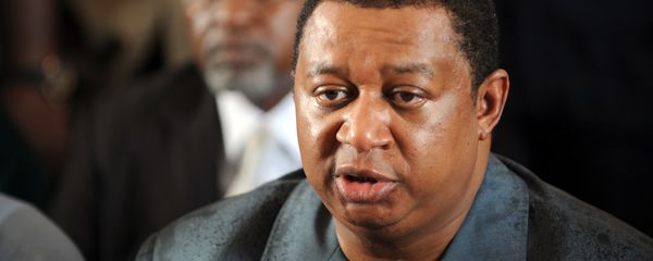 Managing director of Nigerian National Petroleum Corporation -NNPC- Mohammed Barkindo speaks after inspecting the burnt oil pipelines belonging to the Nigerian National Petroleum Corporation at the Altas Cove in Lagos after they have been destroyed with dynamite by the Movement for the Emancipation of Niger Delta overnight on July 13, 2009 - Sputnik International
